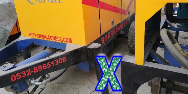 混凝土泵入庫前清洗、放水、涂潤滑脂、擦干每一個(gè)步驟都不能少