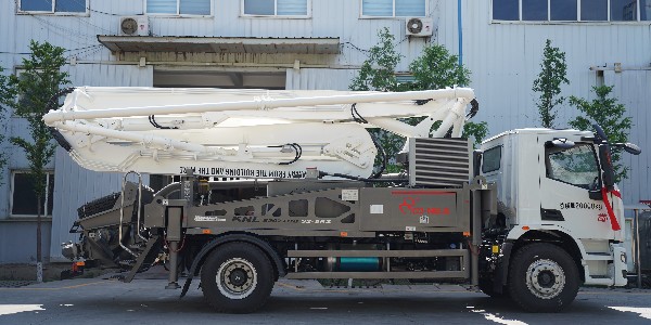 如果泵車在泵送狀態下遇到堵塞問題，該怎么解決？