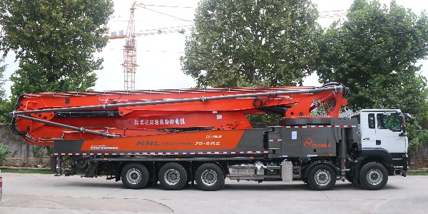 在施工過程中，泵車為了安全如何操作臂架