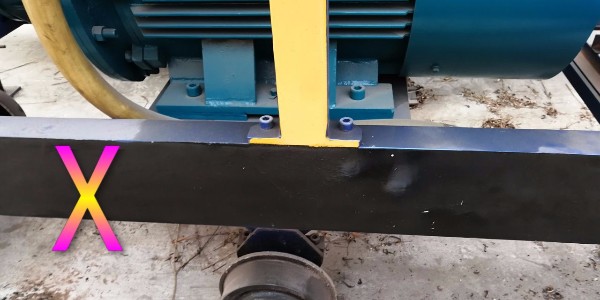 混凝土泵在進行泵送前，水泥砂漿注入料斗后為何要先進行反向攪拌？